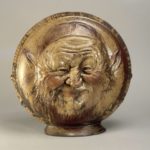 ean Carriès (1855-1894). Gourde avec un masque grotesque sur un côté, céramique en grès émaillé, entre 1875 et 1894. Musée des Beaux-Arts de la Ville de Paris, Petit Palais.