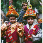 Fillette en "habits d'ancêtres" pour la fête des vendanges, Prun, dans la vallée de Birir