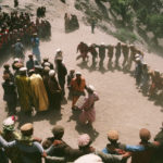 Danses de la fête d'été, Utchao : le chœur des louangeurs, les deux joueurs de tambours, les cercles des danseurs et danseuses