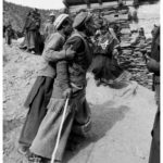 Le chamane Djanduli Khan portant ses chaussons en peau de bouquetin lors d'une transe pendant la fête du printemps 1987