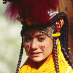 Jeune fille Kalash parée pour la fête de printemps Joshi