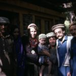 Portrait de groupe avec de gauche à droite un couple de Kalash, Viviane Lièvre, un homme portant un enfant, Hervé Nègre et Jean-Yves Loude