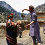 Purification d'une femme par la fumigation de genévrier sur la tête