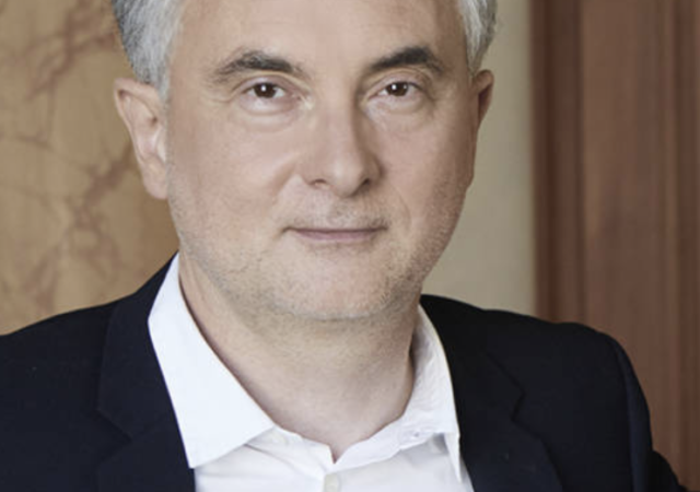 ierre-Yves Lenoir est né le 16 octobre 2020 a Saint-Étienne Il codirige Le Théâtre des Célestins avec Claudia Stravinsky depuis mars 2019.