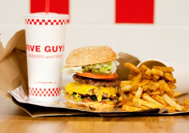Five Guys Lyon - chaîne américaine de restauration rapide haut de gamme spécialisée dans les hamburgers, les hot-dogs et les frites