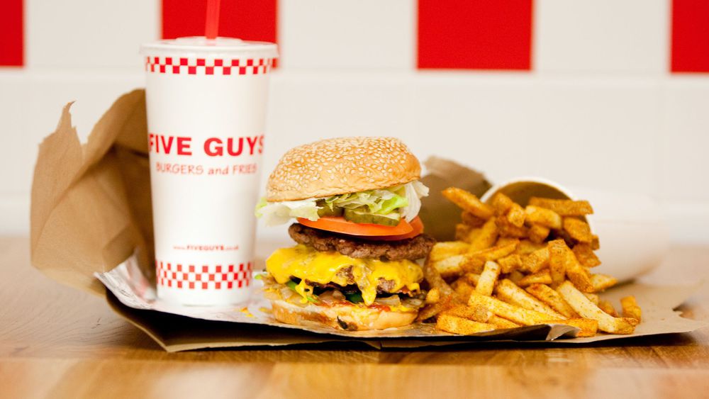 Five Guys Lyon - chaîne américaine de restauration rapide haut de gamme spécialisée dans les hamburgers, les hot-dogs et les frites