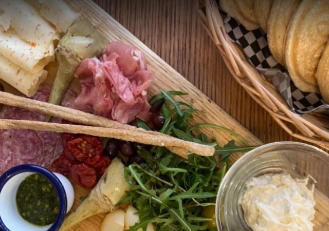 Piu, spécialiste de la Tigelle à Lyon, Tigelleria 9 rue de la Charité 69002 Lyon