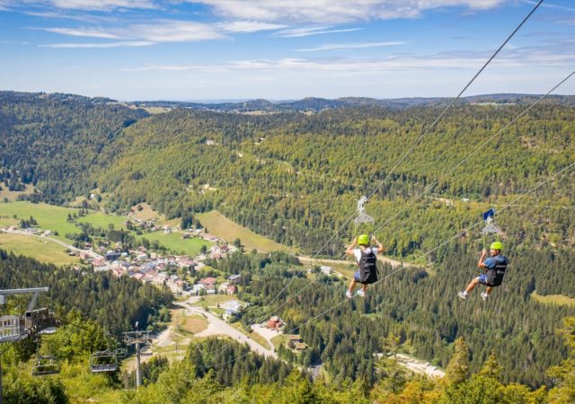 La tyrolienne la plus pentue de France à deux pas de Lyon, à la station Monts Jura dans le Pays de Gex
