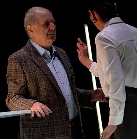 Faut-il laisser les vieux pères manger seuls au comptoir des bars ?