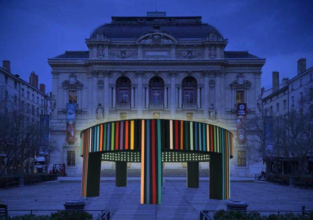 Menschen place des Célestins pour la Fête des Lumières 2022