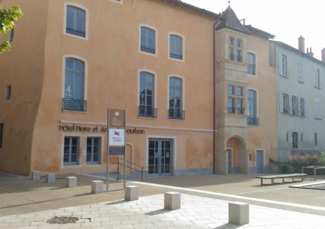 Musée Trévoux et ses Trésors, remontez le temps pour découvrir l'histoire passionnante de Trévoux !