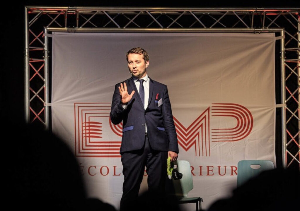 Hervé Troccaz, maitre de cérémonie à Lyon lors d'une soirée de remise de diplômes